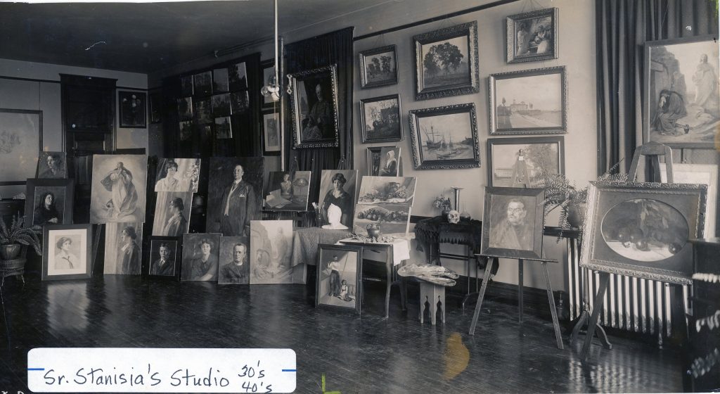 Black and white of photo of large room filled with paintings.